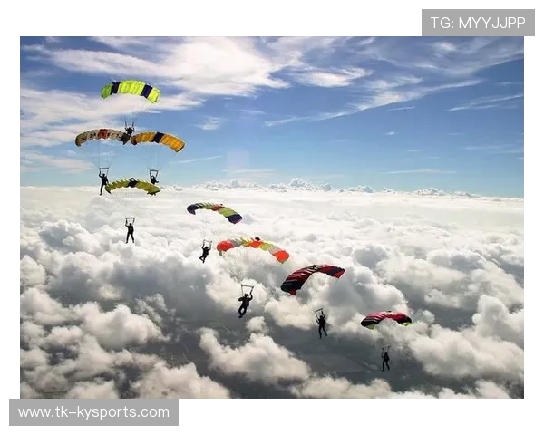 天空跳伞表演，飞越云端感受自由体验，空中跳伞的视频